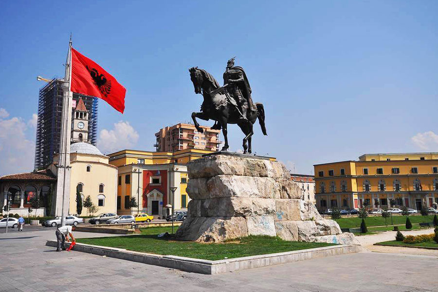 میدان اسکندر بیگ واقع در تیرانا آلبانی